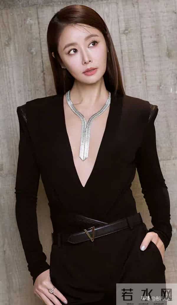 绝了！50岁林心如活动造型魅力四射，瘦身后状态回春宛如30岁模样