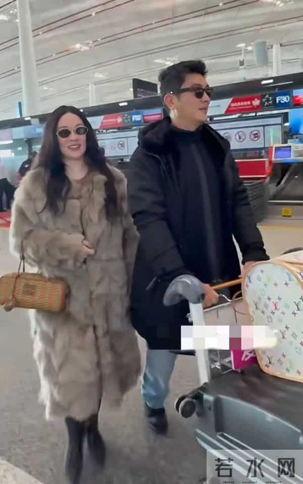霍思燕夫妇出国旅行，穿40w皮草胖160斤很富态，杜江拎狗包像助理
