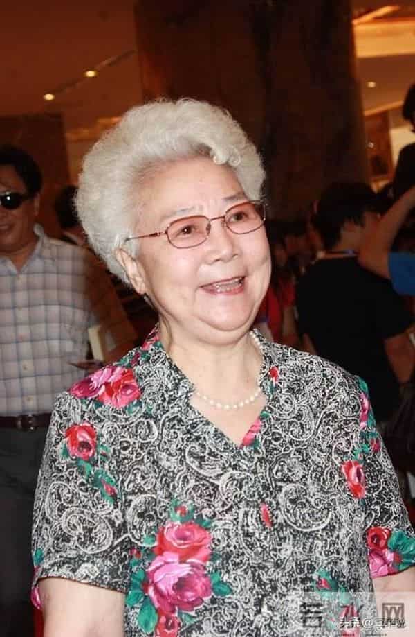 97岁田华现状曝光，和小孙子相依为命，住破旧老房子，日子清贫