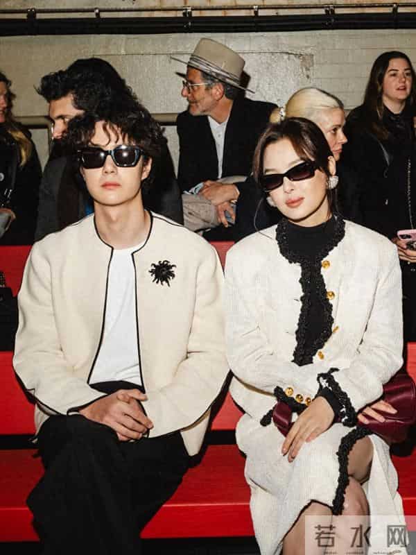 香奈儿大秀，辛芷蕾、王一博在地铁站挨着坐，影后姐和巨星弟来了