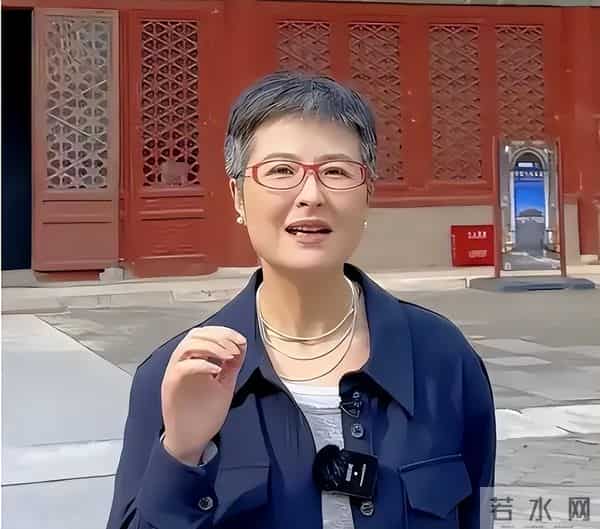 她曾是央视一枝花，低调嫁大18岁李铁为妻，如今52岁已满头白发