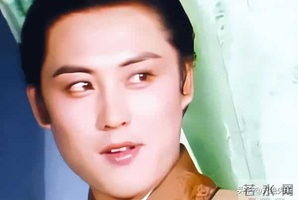 他是红楼第一美男，今62岁享受天伦，住豪宅被家里仨女的“拿捏”