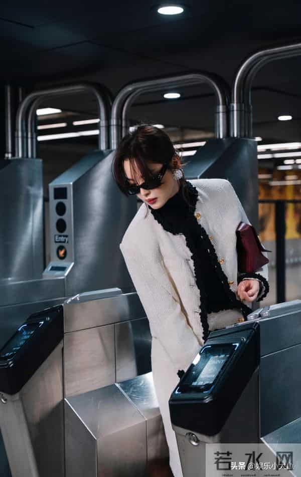 辛芷蕾今日纽约看秀，身穿CHANEl2026春夏系列，美的如此赏心悦目