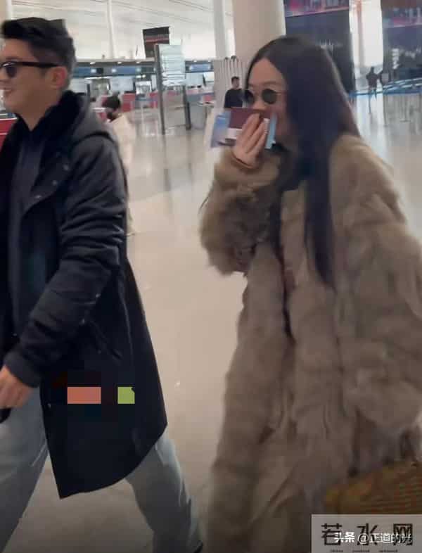 霍思燕穿几十万皮草国外度假 160斤像李湘 尴尬捂嘴笑 杜江像助理