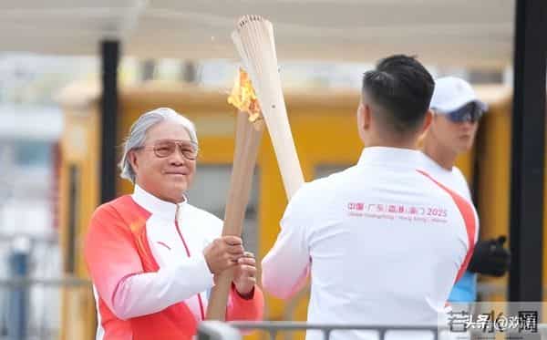 霍启刚也没想到，他79岁的父亲霍震霆，如今还能再为霍家“争光”