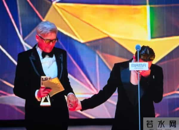 权志龙晒与周润发夫妇合照,林建岳及小女友也在,李洙赫帅得突出