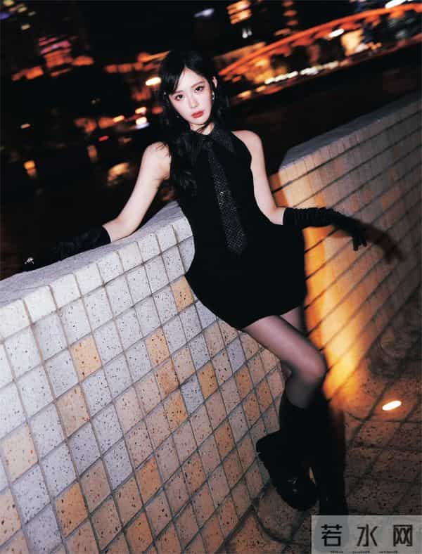 王艺瑾黑丝短靴穿搭出席活动美照