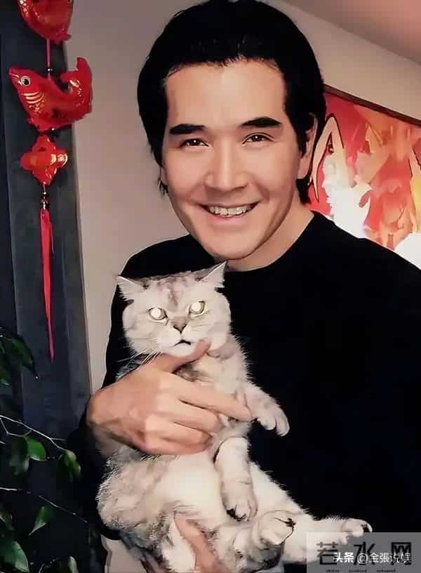 费翔在英国独居