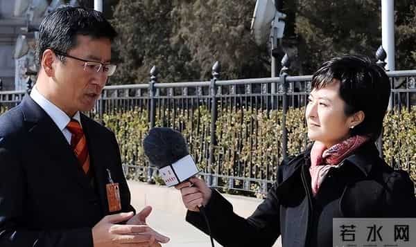 她曾是央视一枝花，低调嫁大18岁李铁为妻，如今52岁已满头白发