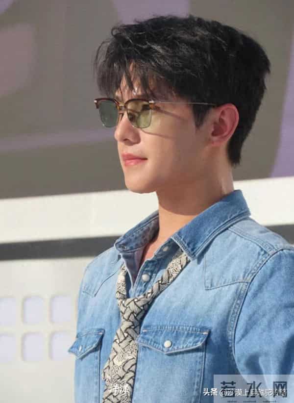 校草杨洋帅气现身重庆,唯一的缺点就是有点矮,壮实了不少