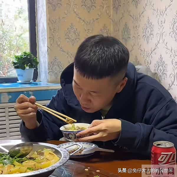 德云社八队哈尔滨出差，杨九郎带队聚餐，跟着师哥，到哪都不掏钱