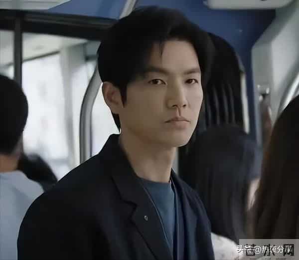 收手吧钟汉良!眼窝塌陷,脸部肿胀,疲态尽显,别再尬演精英男