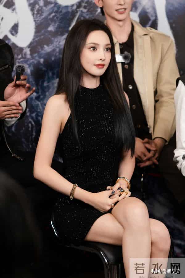 彭小苒：身材封神就算了 脸也是顶配！