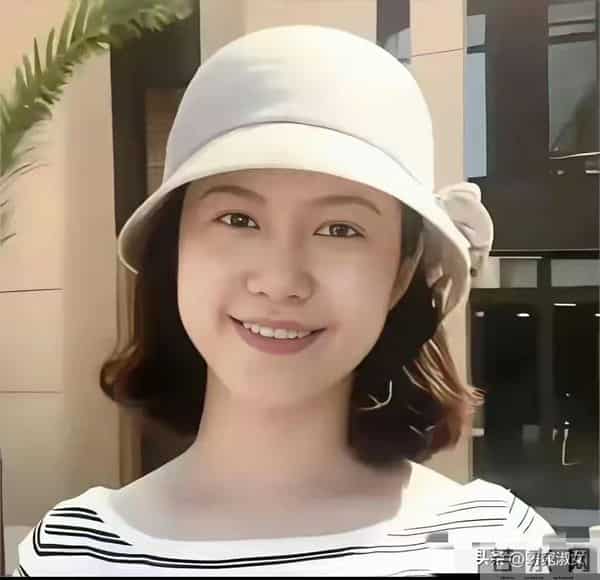 杨振宁走后,翁帆首次露面,妈妈陪同看展览,两人有说有笑状态好