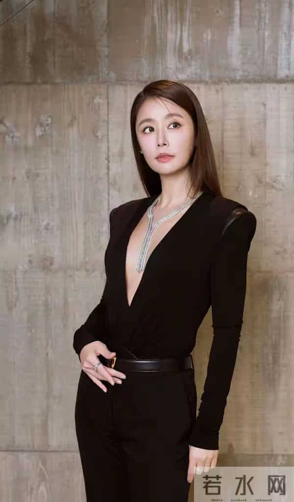 林心如为了显示脖子上挂着的项链也是拼了，衣服居然是深V