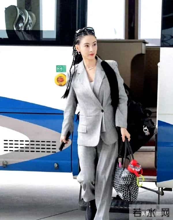 45岁张柏芝身穿黑色网纱连衣裙，完全靠颜值撑着