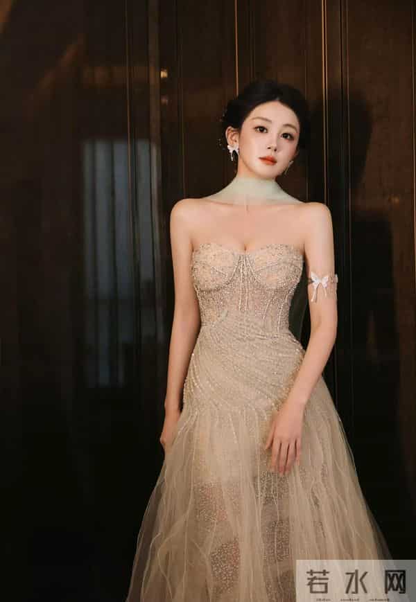 陈芳彤 抹胸礼服搭配丝巾 太飘逸灵动了
