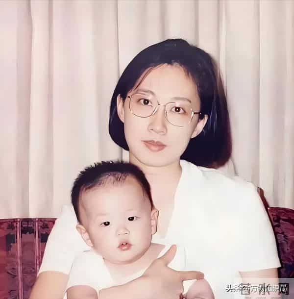 1992年，李敖与王小屯新婚留影，两人相差30岁，气质不输胡因梦