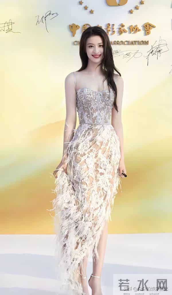 谁看了不心动?王楚然这身“行走的光”,美到挪不开眼!