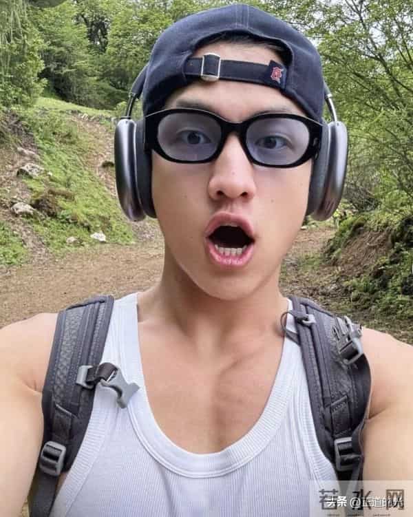 李嘉格被曝新恋情 朋友圈晒与26岁帅哥亲密照 男方比车澈更懂得疼人