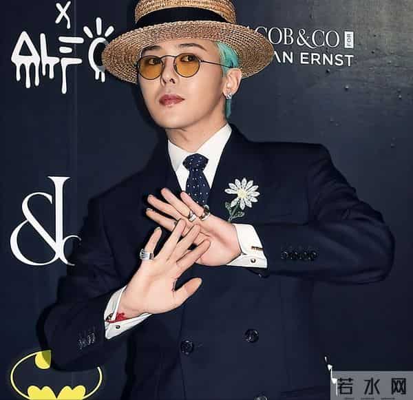 香奈儿大秀,辛芷蕾王一博同台看秀像姐弟,权志龙姨化穿搭辣眼睛