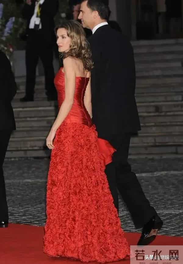 西班牙莱蒂齐亚王后的红色礼服,气场全开,难以复制的经典!