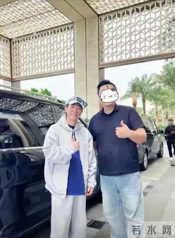 58岁陈小春带妻迪拜旅游，小16岁娇妻应采儿逆龄如少女！