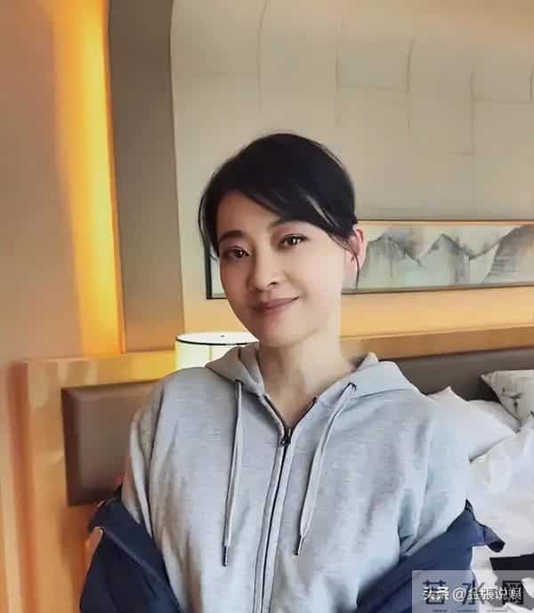 颖儿不拿自己当外人，空手去梅婷家吃饭，"顺走"3条Prada新裙子