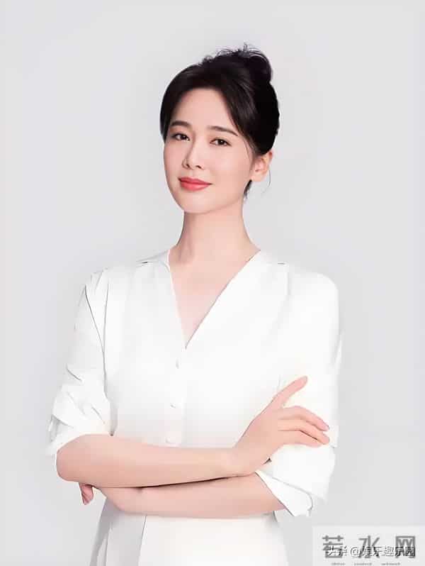 红裙衬得左小青明艳动人，精致造型尽显迷人风采