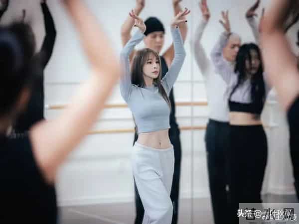 王心凌日常彩排照片流出，网友-注意力都被她的身材给吸引了
