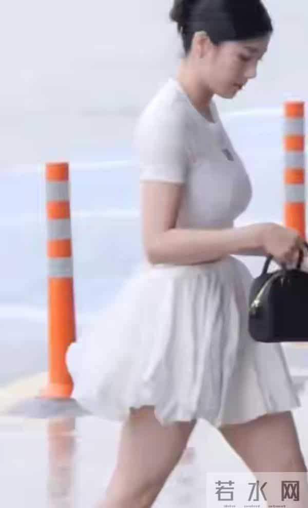 权恩妃纯白穿搭现身机场，气质出众！