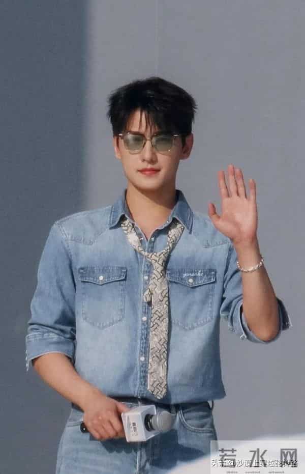 校草杨洋帅气现身重庆,唯一的缺点就是有点矮,壮实了不少