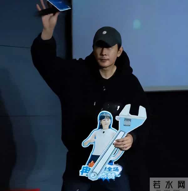 父亲离世13天后，罗晋首露面，胡子拉碴满脸憔悴，唐嫣受无妄之灾