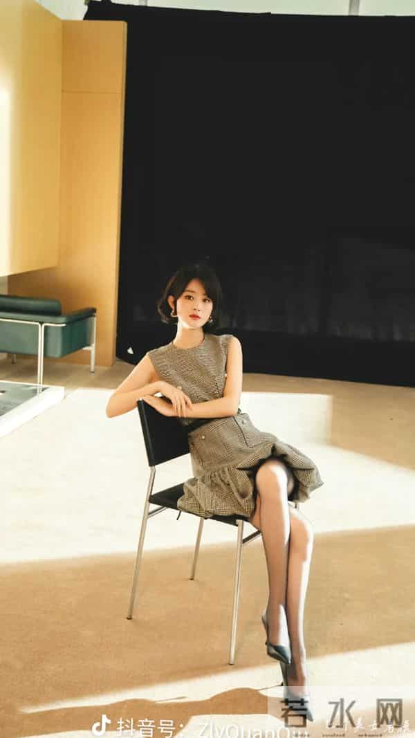 赵丽颖黑丝白丝造型名场面！甜飒切换太绝了