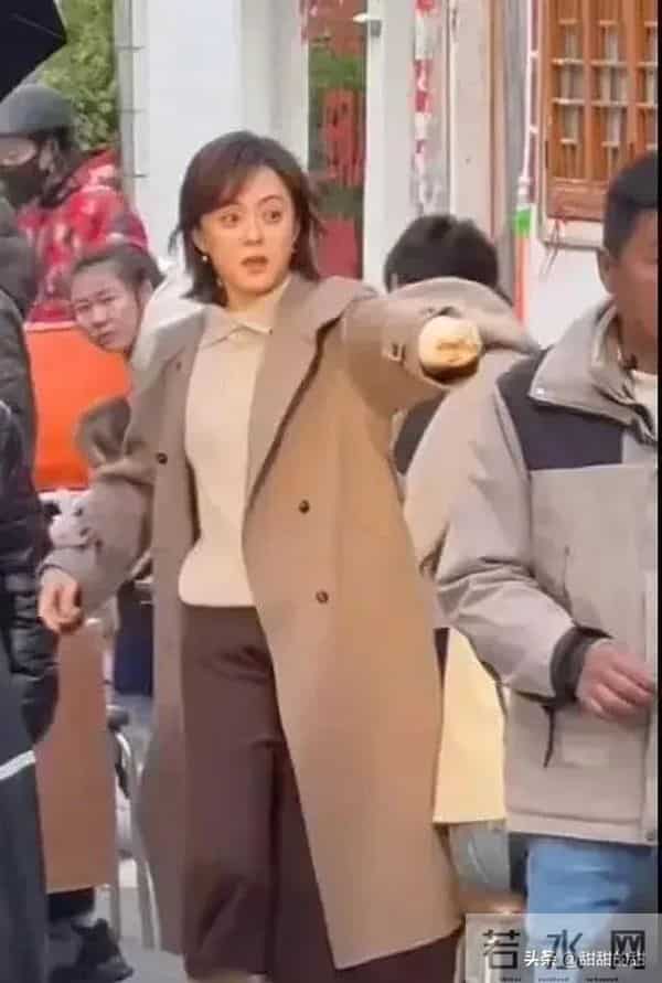 43岁孙俪无锡街头拍戏被偶遇！短发+毛呢大衣冻龄绝了