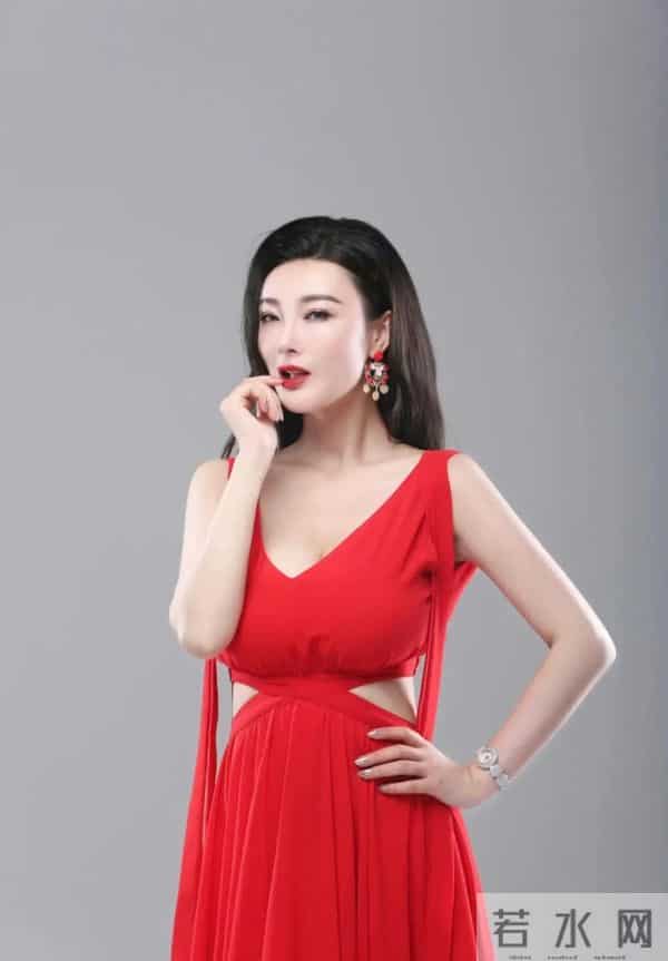 王李丹妮-身材丰腴，一袭红裙韵味十足，不愧被称为“山中女神”