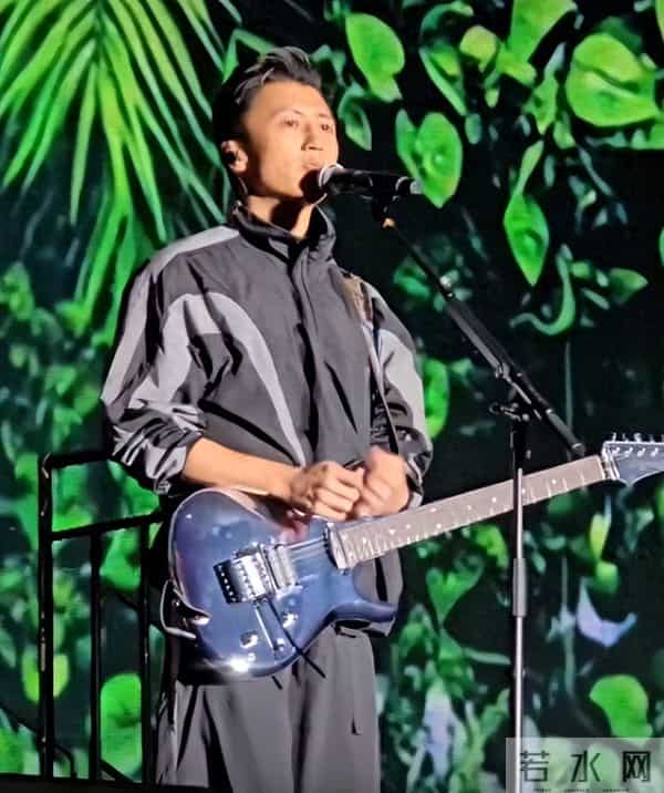 谢霆锋在澳门活动现场鞠躬向香港市民致意，并联合美高梅捐出500万港币支持灾民重建家园