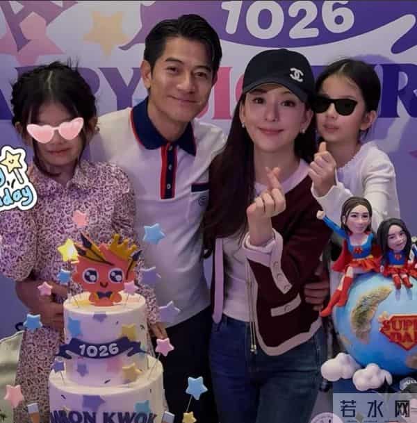 张家辉比郭富城大一岁，61岁的他老人味十足，脸部松垮，两鬓斑白