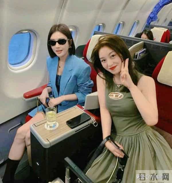 46岁秦岚在飞机上被偶遇,她留着短发,皮肤白皙,身材高挑好美啊
