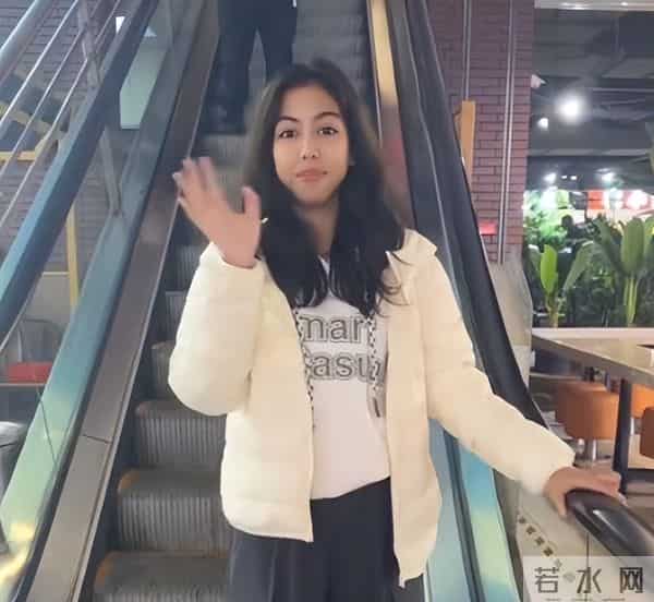 东北外卖小哥恋上印尼美女,认识20天就奔现,见面一个月就闪婚!