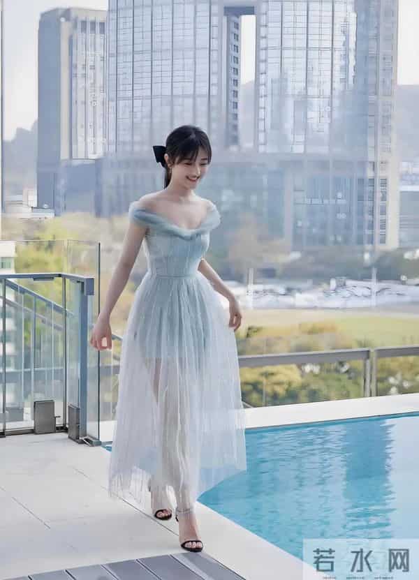 李兰迪绝美腿型，白细直堪称范本