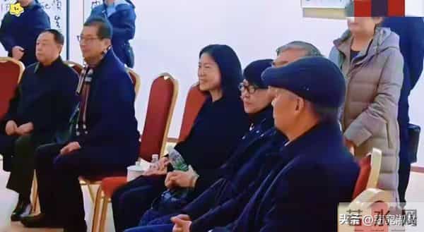 杨振宁走后,翁帆首次露面,妈妈陪同看展览,两人有说有笑状态好