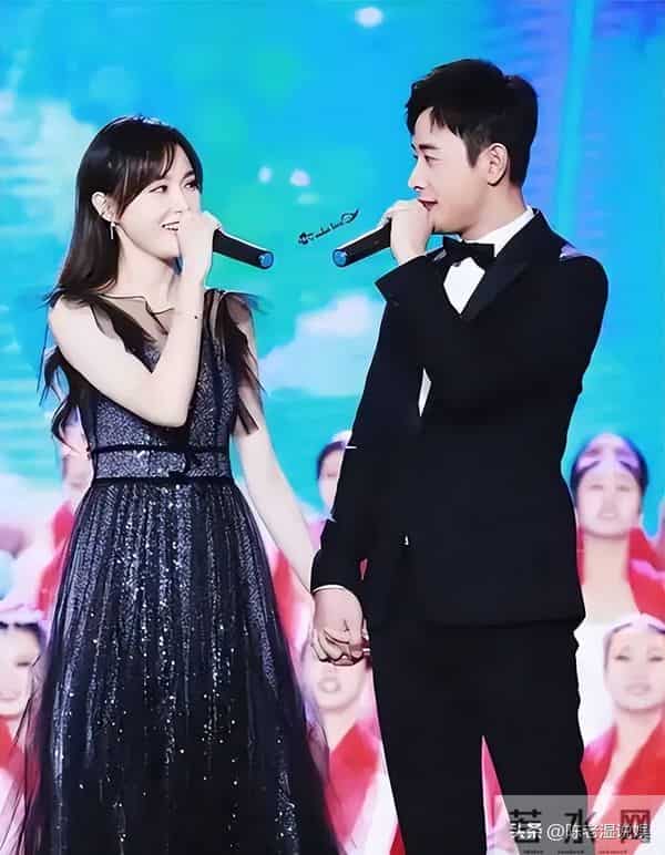 夫妻就是同林鸟，看到罗晋唐嫣并肩前行，才知什么是恩爱夫妻