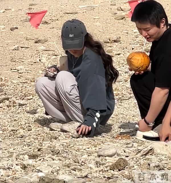 郭碧婷三亚海边捡石头,素颜眼窝深凹很疲惫,带5位助理照顾父亲