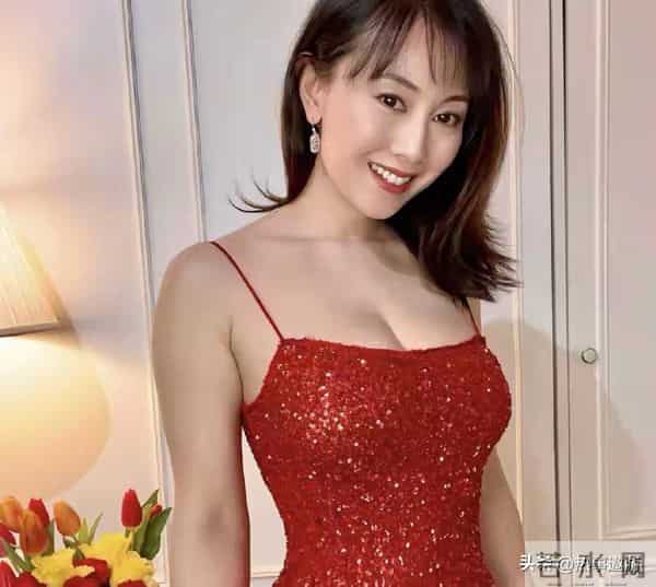 香港知名女星否认隆胸传闻,身材是天生丰满,还透露富豪提出包养