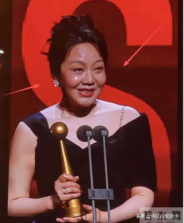 54岁闫妮变样：脸油腻嘴歪斜，身材发福像大妈，一代女神认不出了