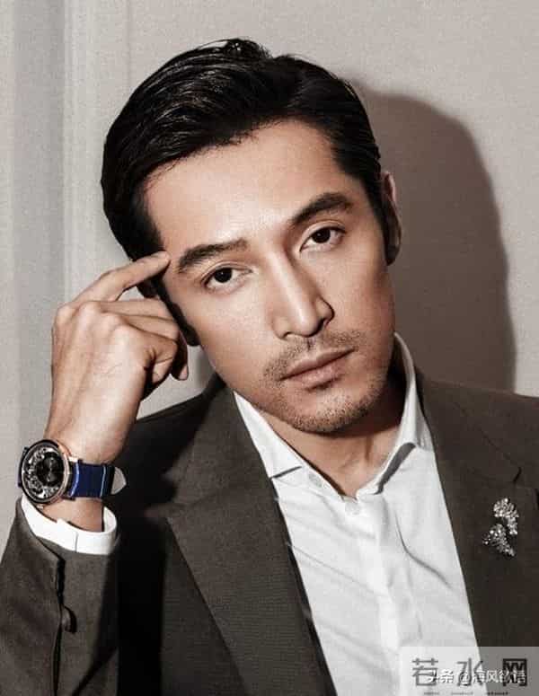 胡歌精通厨艺狂宠妻,做巨型红烧肉,女儿馋蛋糕成“小吃货”