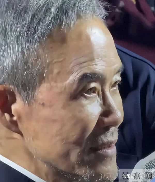 74岁王石断崖式衰老,44岁田朴珺登千米雪山,30岁年龄差藏不住了