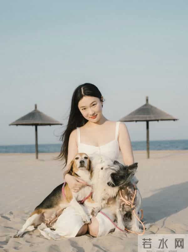 霍思燕夫妇出国旅行，穿40w皮草胖160斤很富态，杜江拎狗包像助理