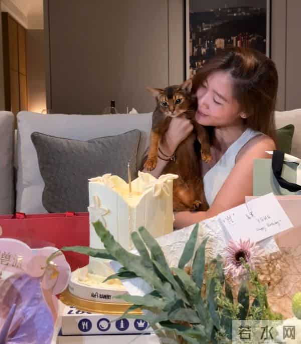 黄轩女友秀恩爱，在一起5年仍很甜，网友：这才是我们想要的嫂子